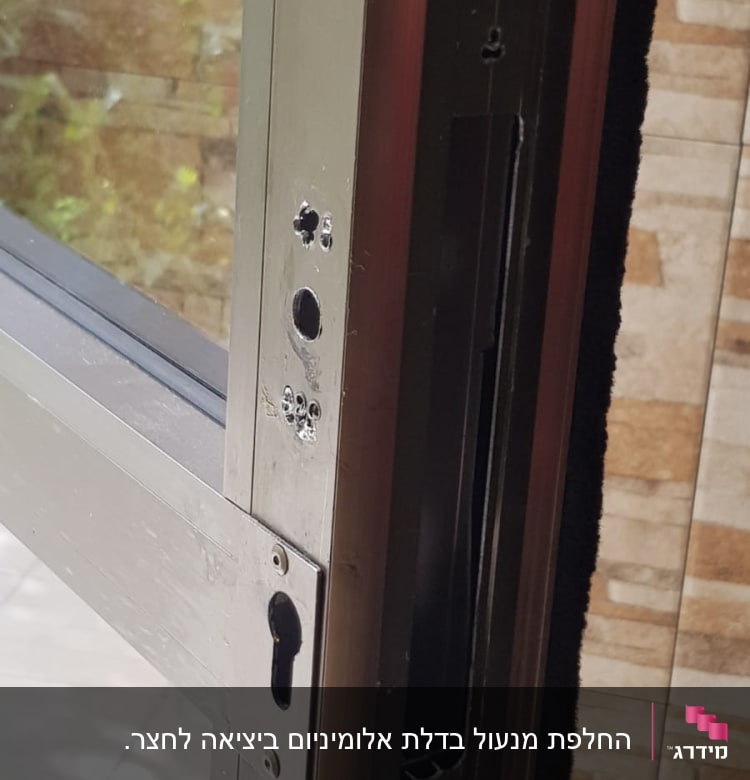 דלת מתכת עם חור למנעול